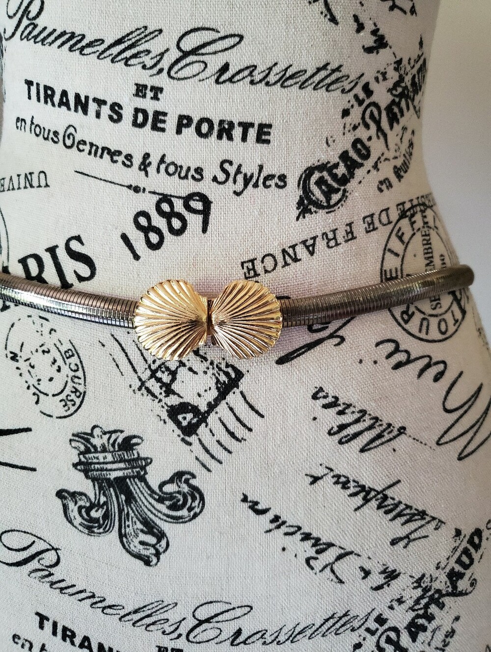 Vintage Goldtone Seashell Buckle Metal Slinky Stretch Belt 80s 90s Coastal Glam